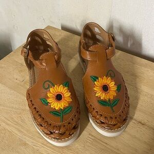 Women's Tan Leather Sunflower Embroidered Sandals Mexican Sandals Size 6